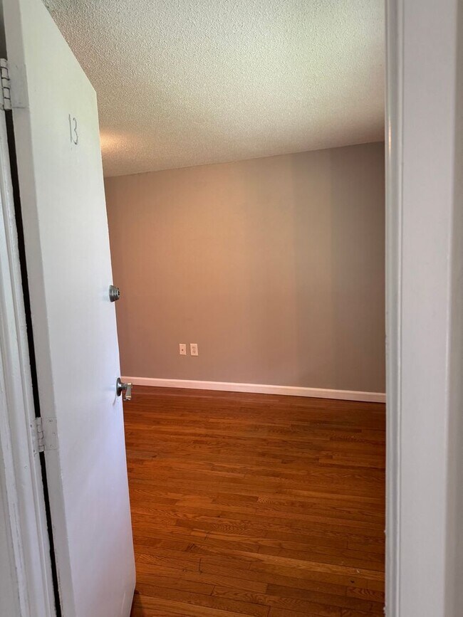 Building Photo - One bedroom Southwick Ma U-13