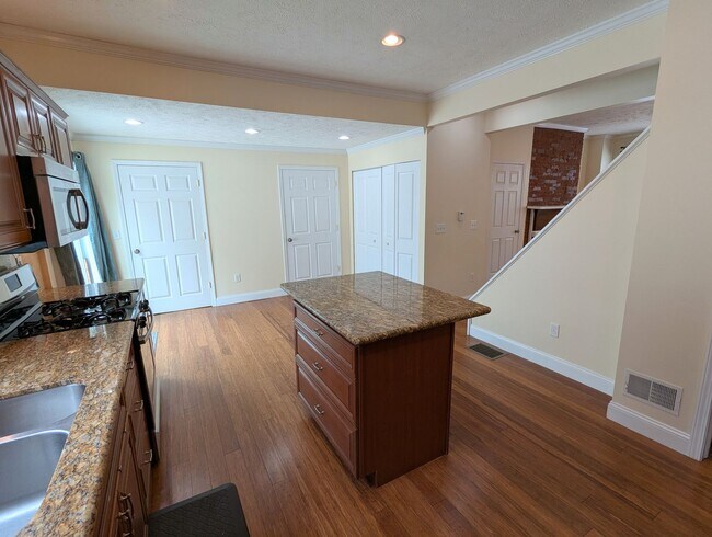 Building Photo - Spacious 2 Bedroom, 2.5 Bathroom Single Family Home (South Side Flats)