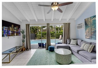 Building Photo - 425 NE 105th St