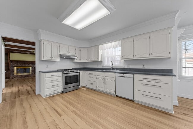 Building Photo - 832 Chalbourne Dr