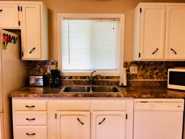 Building Photo - 342 E Dowling Rd