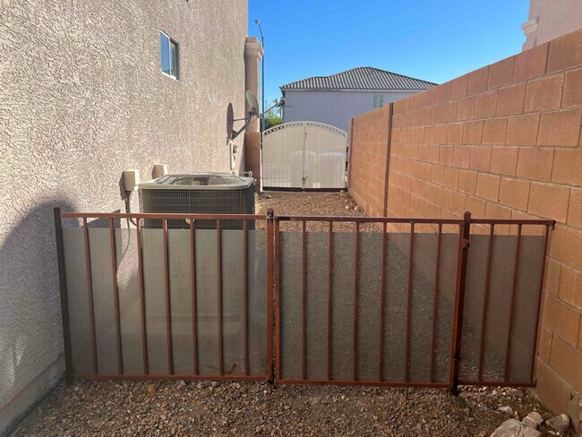 Building Photo - 205 Valare St