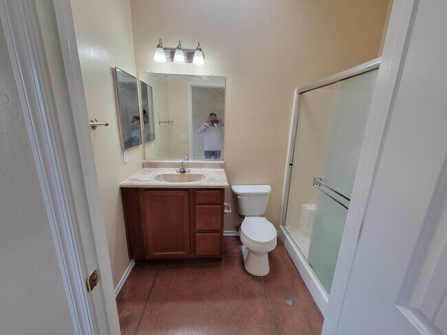 Building Photo - 3331 E Bermuda St