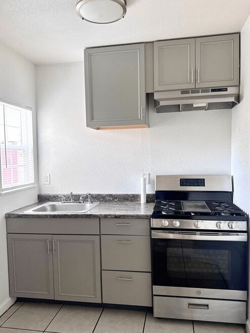 Building Photo - 416 1/2 N School St