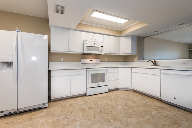 Building Photo - UPDATED GROUND FLOOR CONDO CLOSE TO 1-75
