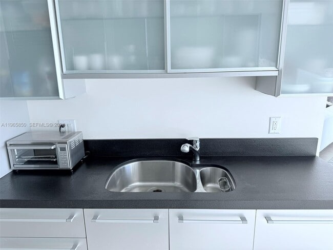 Building Photo - 18201 Collins Ave