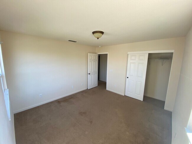 Building Photo - Lincoln 4 bedroom on quiet court.