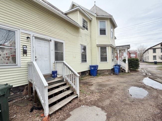 Building Photo - 3 Bedroom Apartment in Burlington VT Available NOW! OFF STREET PARKING, LAUNDRY, HEAT INCLUDED.