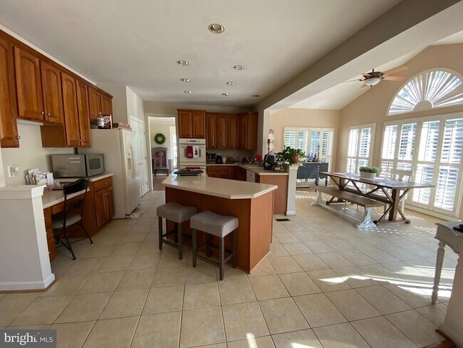 Building Photo - 6 Hollow Creek Cir