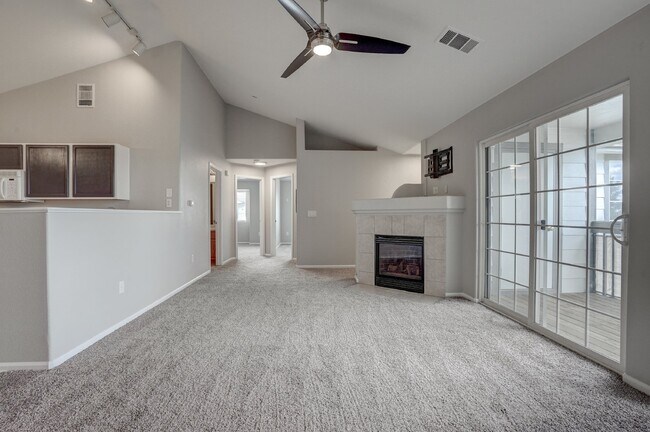Building Photo - $2,100 - 2 Bed, 2 Bath Townhome in Thornto...