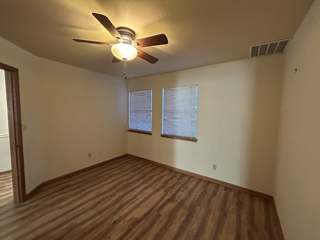 Building Photo - "Charming 2-Bed Townhouse Oasis with 2.5 Baths in Prime Las Vegas Location!"