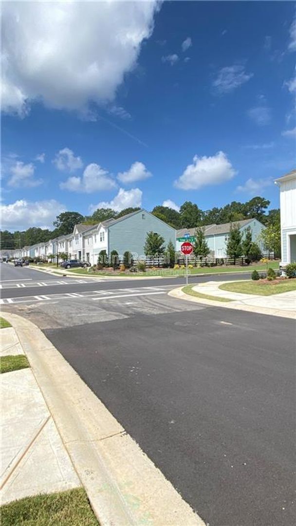 Building Photo - 202 Grand Central Wy