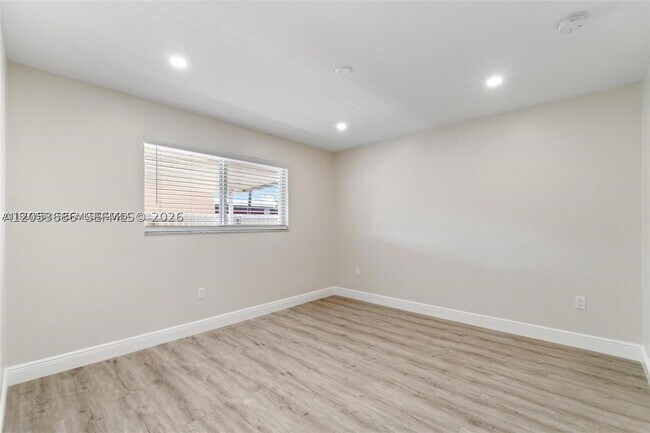 Building Photo - 330 W 74th Pl