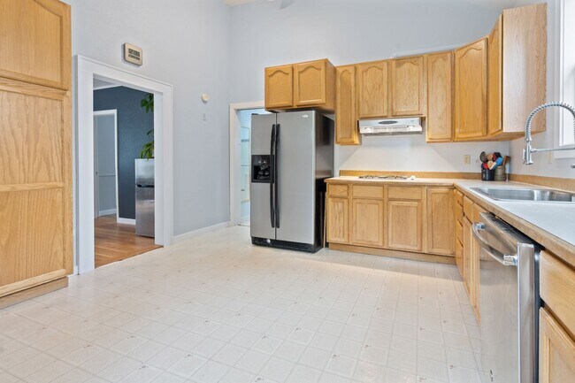 Building Photo - Spacious 4BR Turn-of-the-Century Charmer in the Heart of Bremerton!