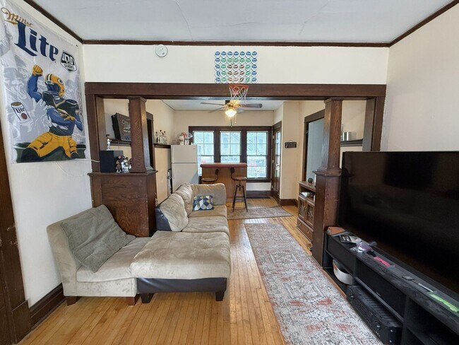 Building Photo - 1325 St James Ct