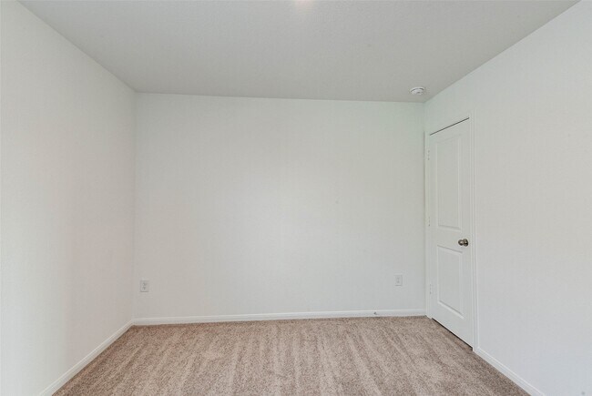 Building Photo - 25821 Hedgerow Dr