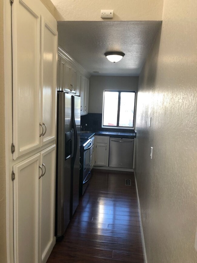 Building Photo - 2Br/2Ba - 1 Car Garage Townhouse in the He...