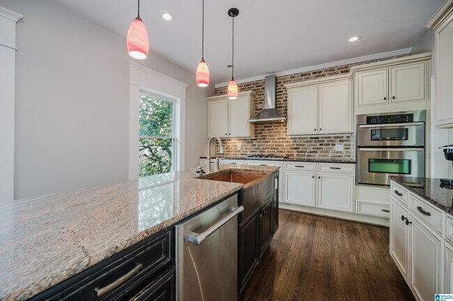 Building Photo - 2810 Rhodes Cir S