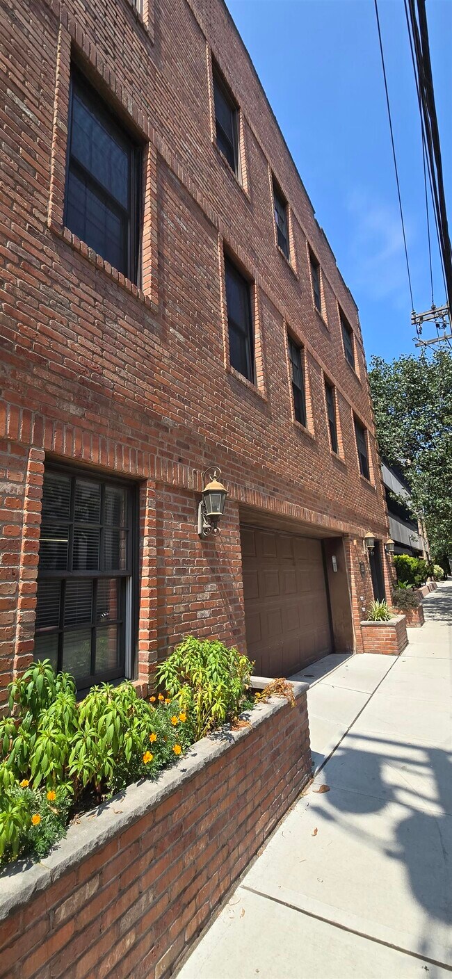 Building Photo - 515 Gregory Ave