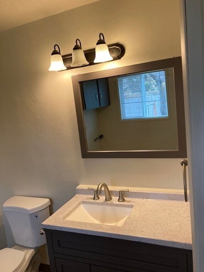 Building Photo - (OCK 5) Beautifully remodeled 2 bedroom/1.5 bath duplex