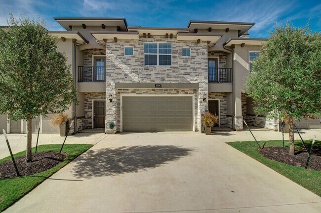 Building Photo - Available August 2026! Beautiful 3 Bed/3.5...