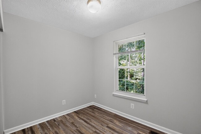 Building Photo - 3 Bedroom End Unit Townhouse