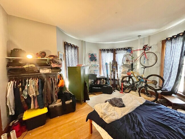 Building Photo - 3 Bedroom Apartment Superior Location South End of Burlington VT Available between 6/5-6/15