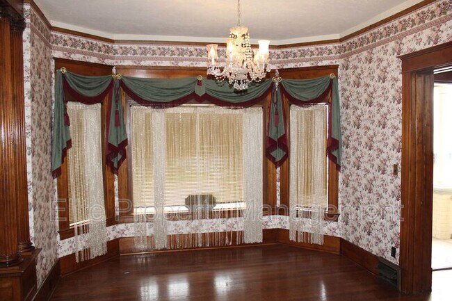 Building Photo - 511 W 13th St