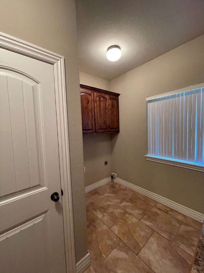 Building Photo - 4BR / 3Car garage / Fully fenced in backyard - Stunning property
