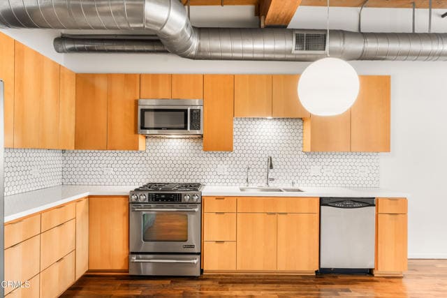 Building Photo - 530 S Hewitt St