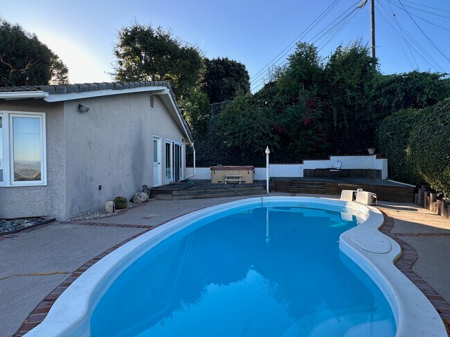 Building Photo - 19 Bronco Dr