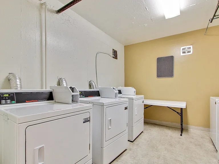 Building Photo - 433 Kelton Ave