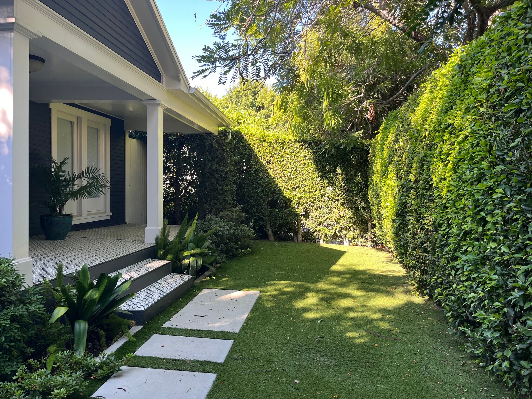 Building Photo - 7024 De Longpre Ave