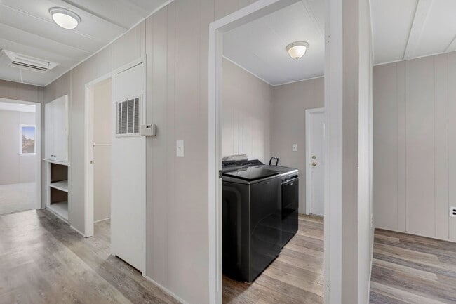 Building Photo - 3 Bed 2 Bath