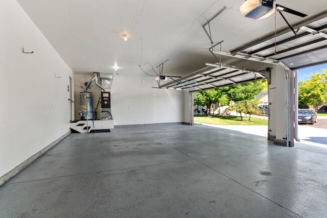 Building Photo - 2119 W Roberts Ave
