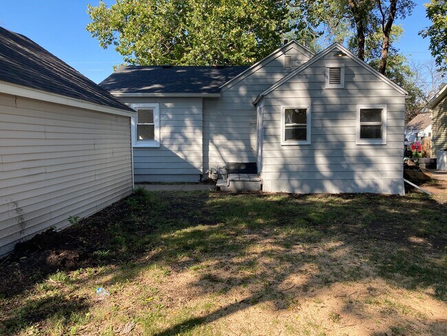 Building Photo - Updated 2 bedroom 1 bathroom home