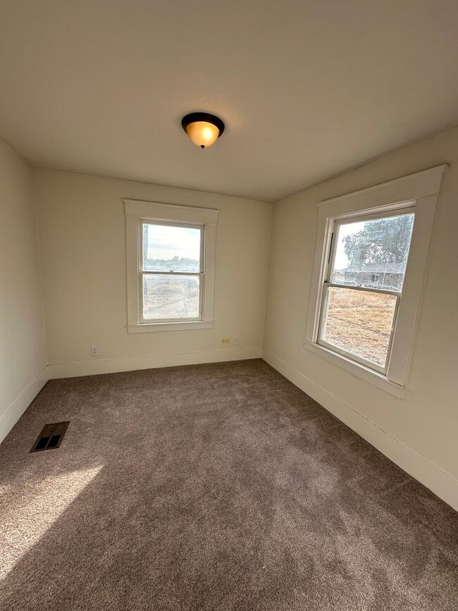 Building Photo - 3 bedroom 3 bathroom with an office Countr...