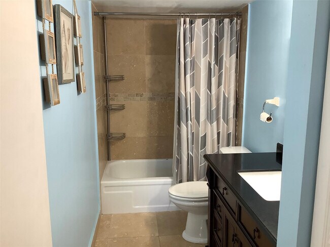 Building Photo - 4174 Inverrary Dr