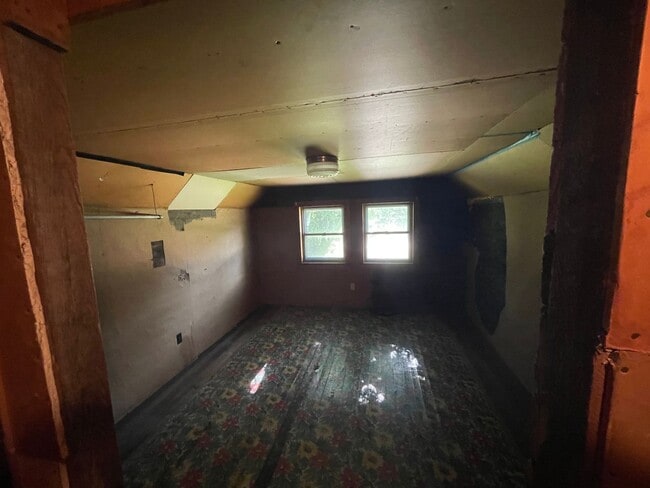 Building Photo - Older 2 bedroom house with a large yard