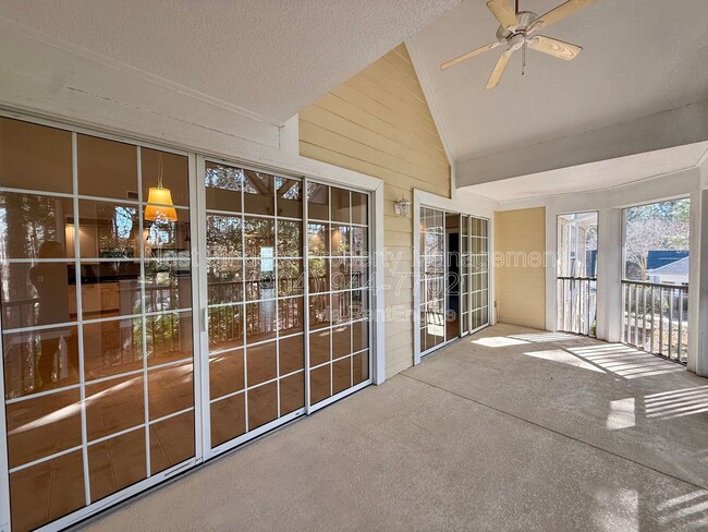 Building Photo - 330 N Shore Cir