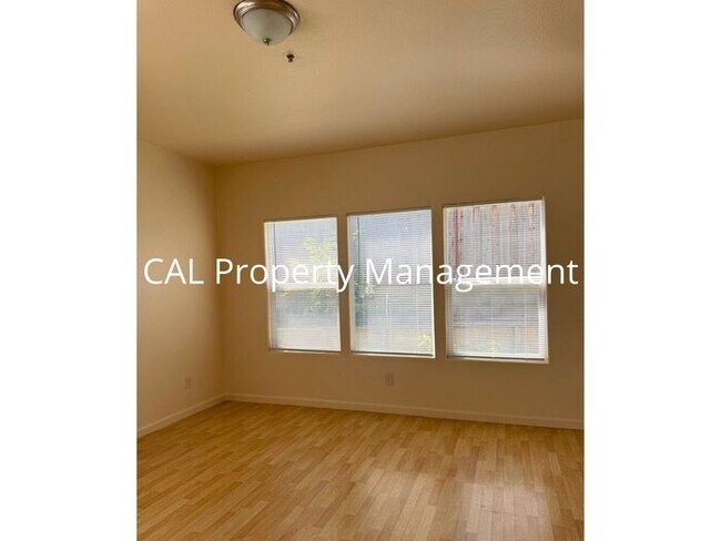 Building Photo - Stunning 5-Bedroom, 3-Bathroom Home with Fireplace & 2-Car Garage