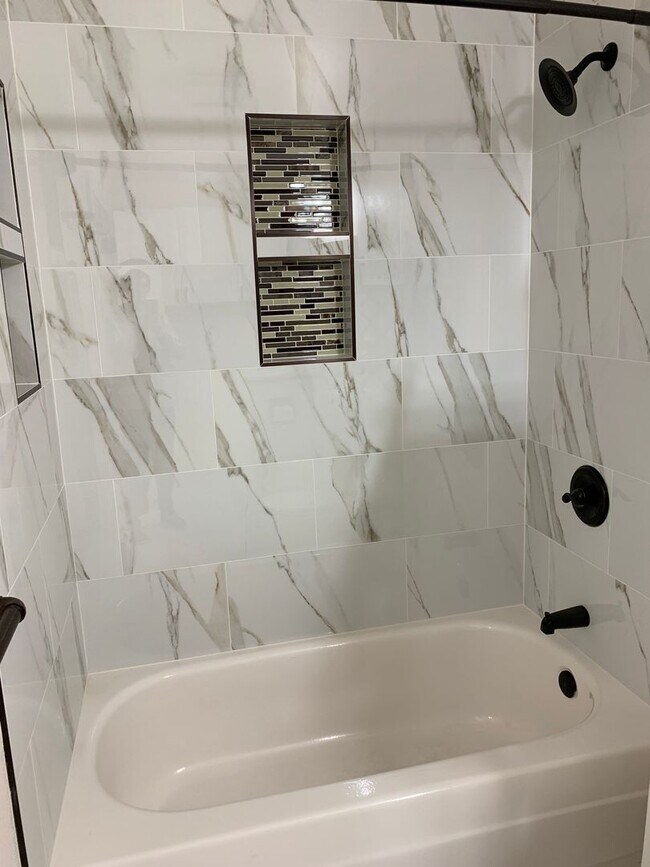 Building Photo - 2 Bdrm 1 Ba | Baxter & Northern Lights are...