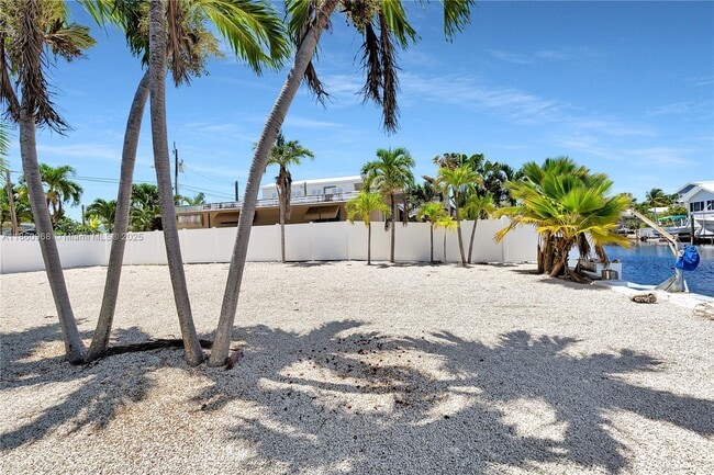 Building Photo - 927 Tropical Ln