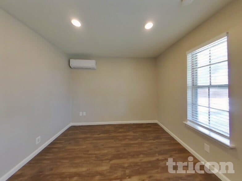 Building Photo - 1712 Hartford Dr