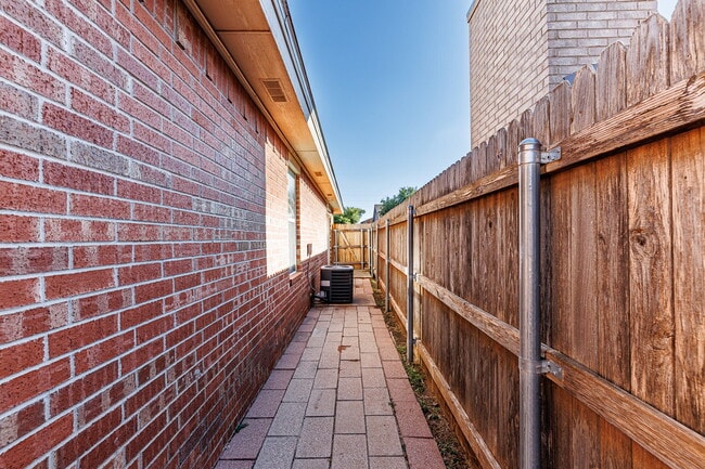 Building Photo - Super Cute Duplex in South Lubbock