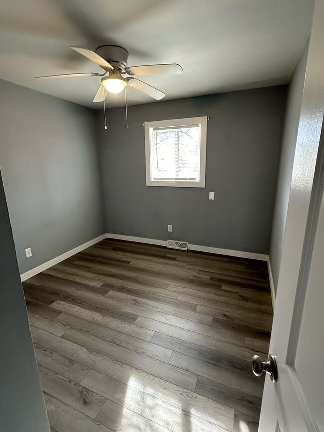 Building Photo - Available Now!  Renovated Southside 2BR/1BA duplex