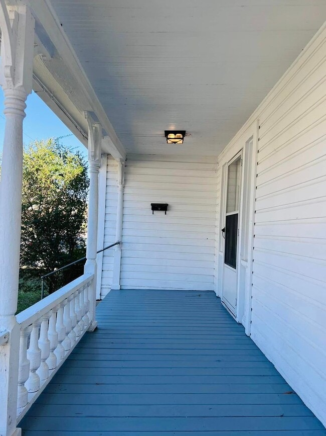 Building Photo - Charming home, gourmet kitchen, and large ...