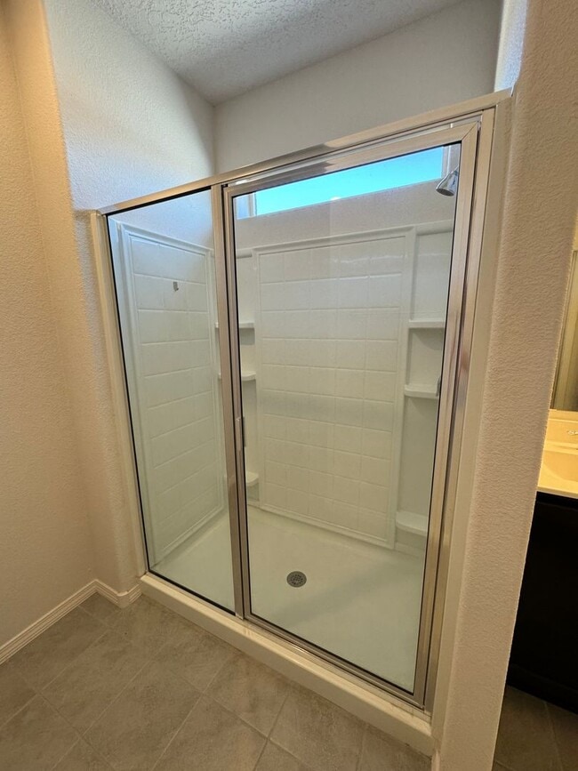 Building Photo - 4 bed 2 bath home in Huning Ranch! Newly B...