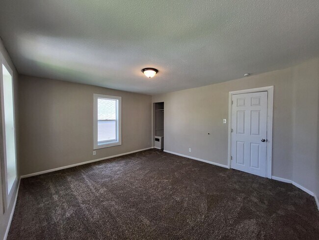 Building Photo - Affordable 3 Bedroom, 1 Bathroom Duplex wi...