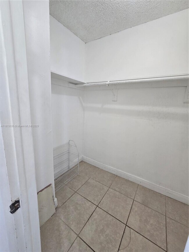 Building Photo - 1305 W 53rd St